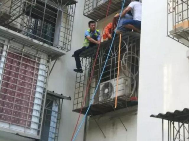 厦门工人从七楼坠下昏迷不醒 交警徒手爬楼救人