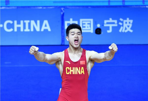 闽将石智勇打破男子73公斤级抓举及总成绩世界纪录 