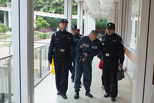 监狱千里调犯 服刑父亲等待为白血病儿子“续命”