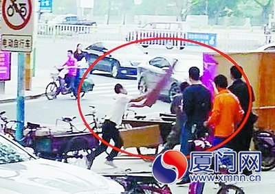 两伙人为争废品拔刀火拼 民警拔枪制止