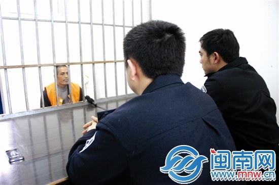 昨天上午,警方提审嫌疑人江某卫
