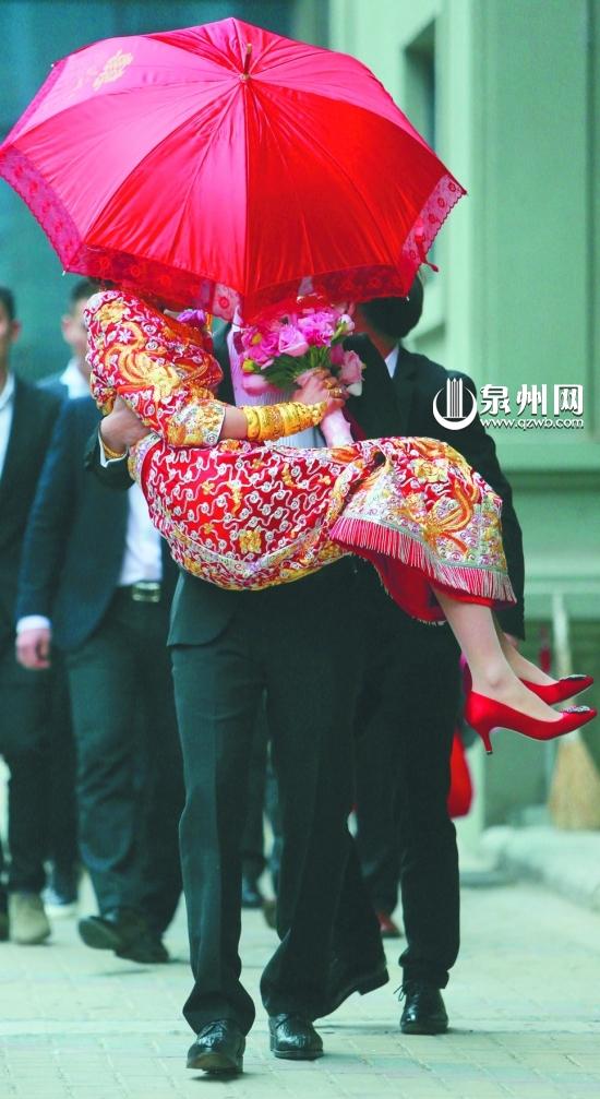 黄金新娘背后:黄金论斤戴 新人借黄金撑门面