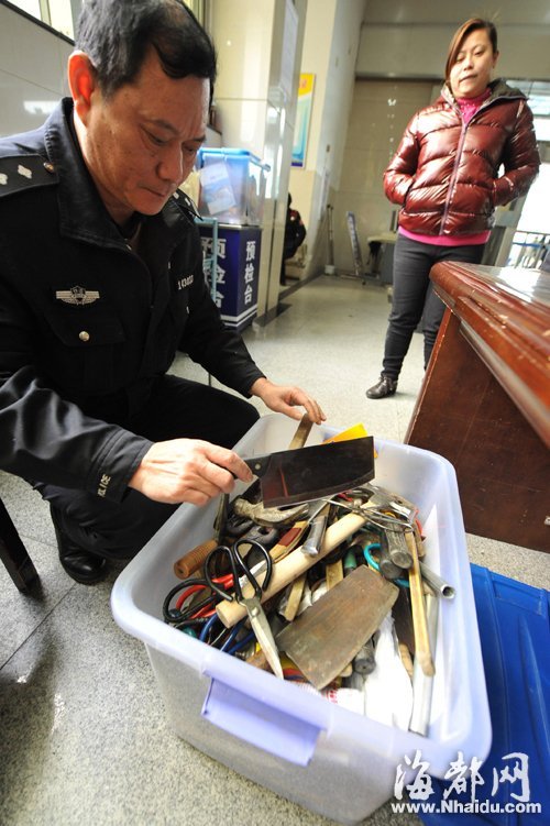 福州铁路警方提醒:上火车勿带菜刀铁锤