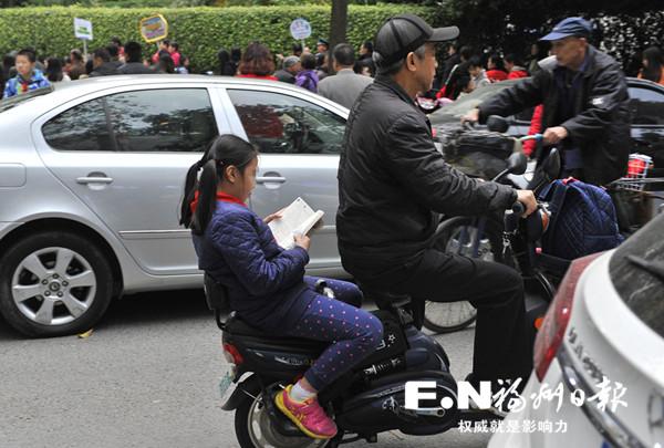 福州家长骑电动车闯红灯等交通违法行为频发