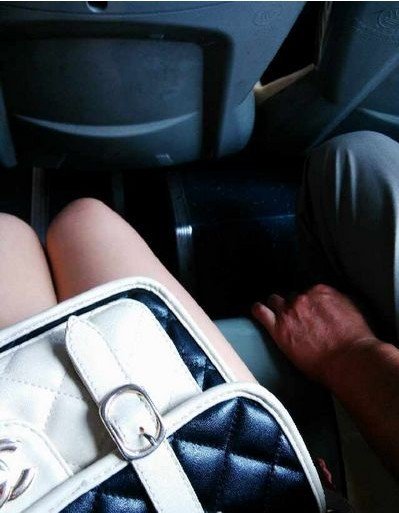 <em>女生穿短裤</em>坐公交遭骚扰 微博曝光咸猪手_大闽