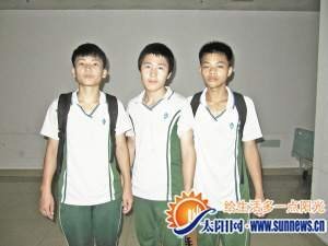 厦门逸夫中学三初中生帮忙抬伤员 学校开会表