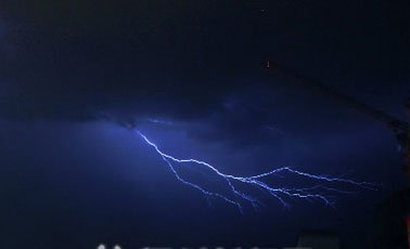 狂风暴雨冰雹突袭榕 极端天气是热出来的