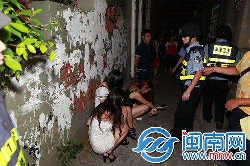 州警方突袭美食街内沟河两侧 抓11名<em>站街女</em>_大