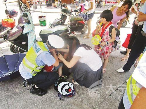 10岁男孩突然抽搐口吐白沫 值勤协警紧急救助