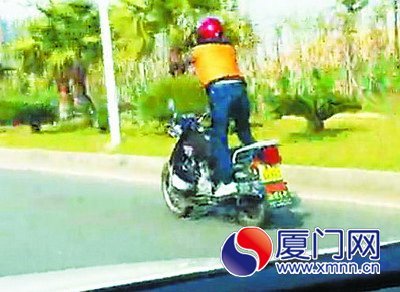 男子开摩托跳骑马舞 网友惊呼用生命在骑车