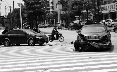 福州一交叉路口两小车相撞