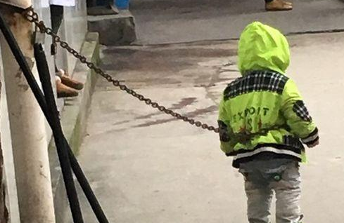 调皮幼童被铁链拴住