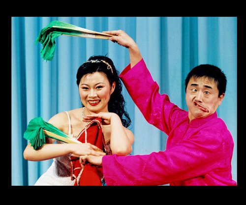 他的妻子是扮演永强娘的赵海燕,两人在剧中也足足差了一个辈份.