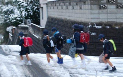 雪天<em>穿短裤</em> 日本<em>小孩冬天</em>为什么总穿那么少_大