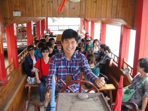 王亮亮:坚持追求理想+创造\旅游王国\