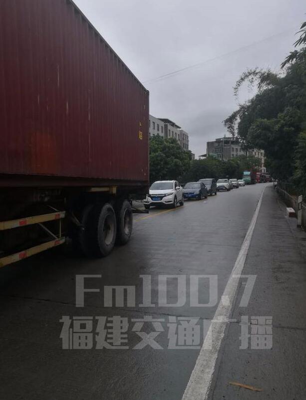 闽侯两辆货车迎面相撞 现场交通严重堵塞