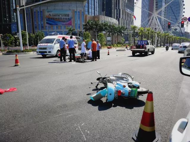 摩托与电动车相撞 泉州交警全程为伤者撑伞遮阳