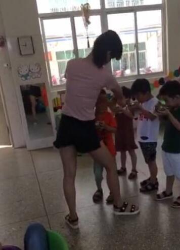 泉州幼儿园老师拿胶带封小孩嘴巴 已被辞退