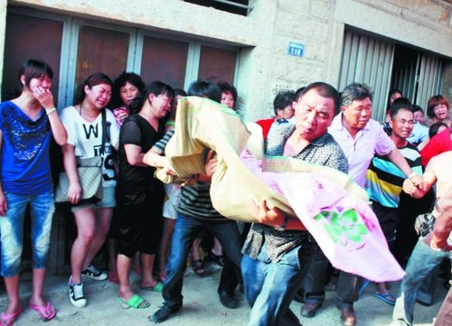 晋江龙湖镇瑶厝村石头房坍塌 11岁<em>女孩</em>看电视