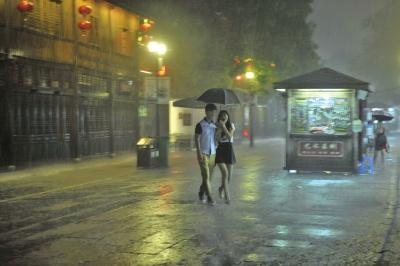 昨晚,福州南后街一对情侣在雨中漫步