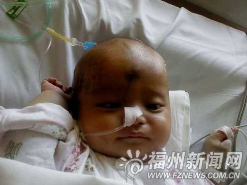 男婴患怪病爸妈举债数万 志愿者义卖报纸筹款