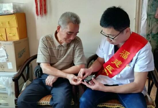 微关爱献礼福建医科大学校庆 志愿情护航老兵