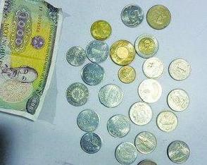 公交年收15万废币 投币机被冥币游戏币"噎住"