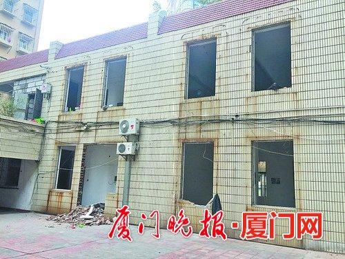 幼儿园凿墙开新门占用公共区域 小区业主很焦