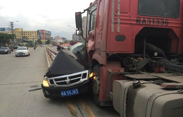 福清皮卡遭貨車迎頭猛撞 皮卡車頭嚴重變形損毀