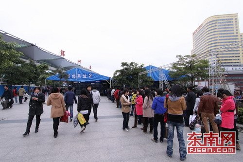 火车站呼吁旅客网络和电话购票
