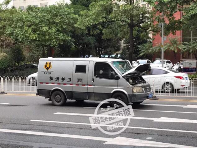 泉州闹市区一运钞车起火 冒出滚滚浓烟