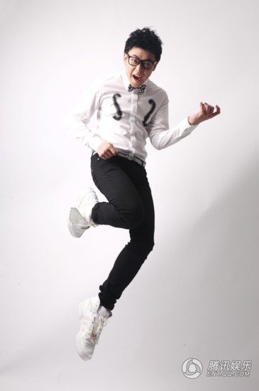 谭杰希单曲造型帅气十足 刘心张建波表情可爱