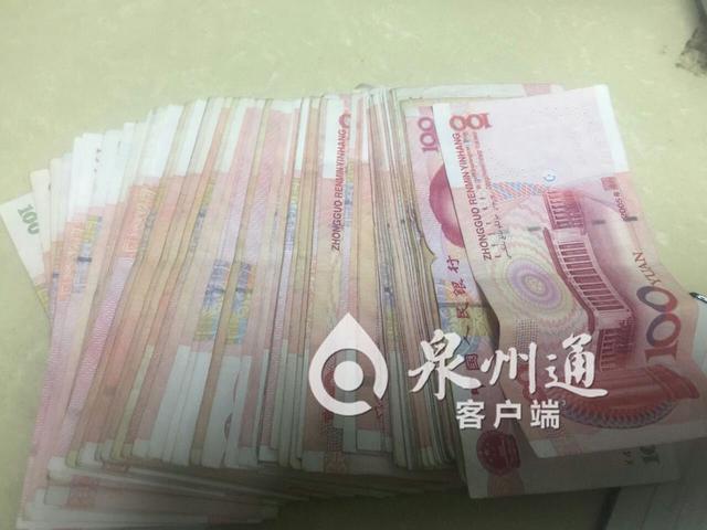 男子路边捡到一万元现金原地苦等失主终归还