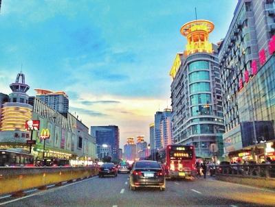 昨天傍晚,下雨前元洪城附近的天空