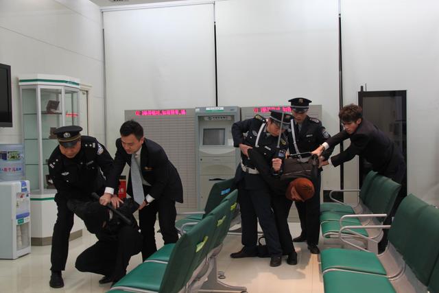 农行福州湖东支行联合温泉派出所干警共同开展