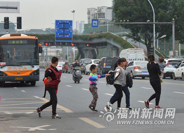 于山公交站天桥成摆设 市民图方便硬要横穿马路_大闽网_腾讯网