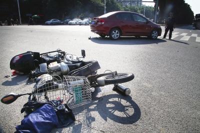 福州六旬老人骑电动车与小车相撞 脸部受伤