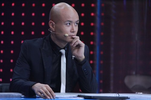 光头主持被指怪异 乐嘉表示坦然面对争议