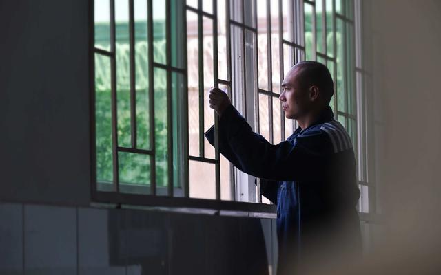 监狱千里调犯 服刑父亲等待为白血病儿子“续命”