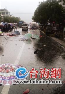 农用车失控冲向人群致2死2伤 其中一死者是孕妇