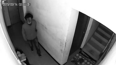 厦门一男子头戴假发脸套丝袜 半夜盗窃被抓