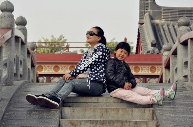 少儿频道主持人黄小萍读诗