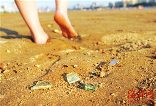 西河泳场沙滩 藏伤人暗器 泳客被割伤脚