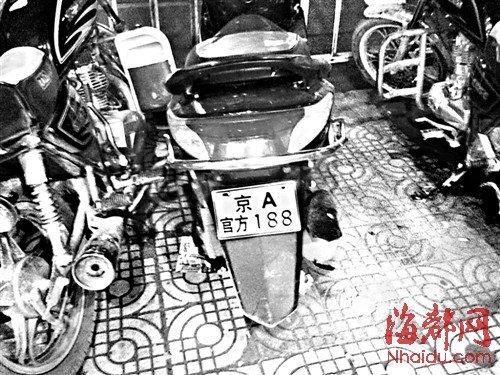 摩托车挂京A官方牌 车主被拘留15天罚两千