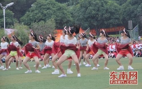 泉州师院校运会<em>女生</em>集体掀裙 亮瞎<em>男生</em>眼_大闽
