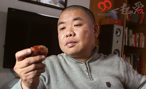 他双腿残疾坐着轮椅行善 推出防走失小程序