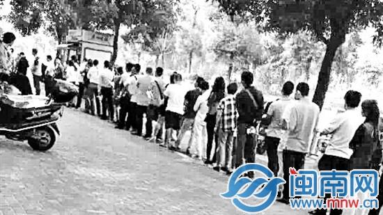 泉州交警大队处理违章排长龙 上午9点就没号了