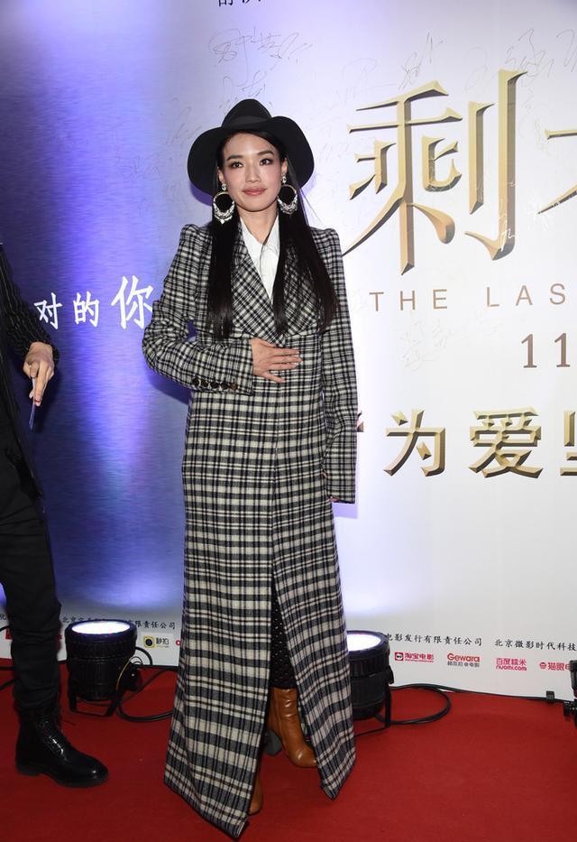 说道外套 比纯色更流行的是格纹