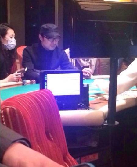 网曝汪峰现身澳门赌场 <em>女友章子怡</em>戴口罩陪伴
