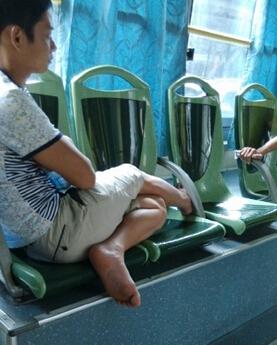 福州公交车上男子脱鞋翘脚跨座位 一人占两座